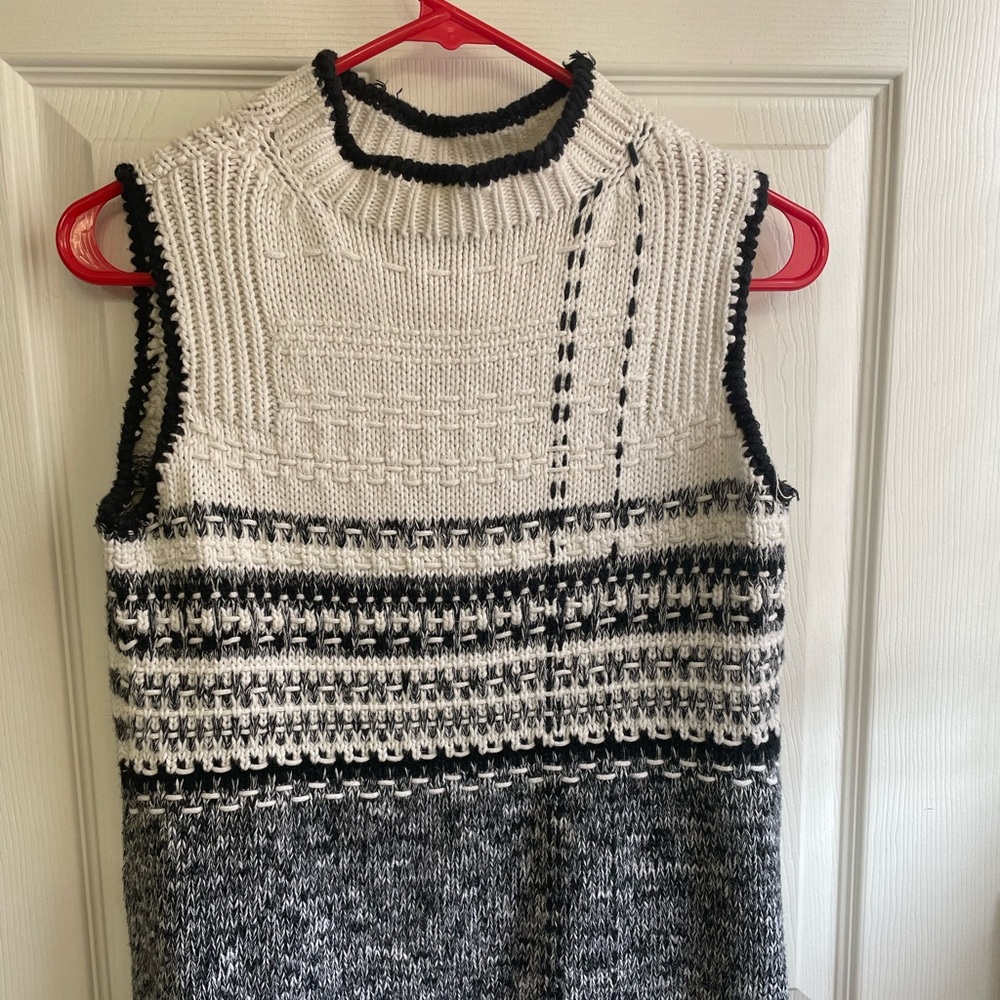Black/White sleeveless sweater Monterey Clothing